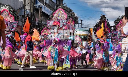 Die lächelnden Masken waren eine Erklärung der Menschen in Bacolod City, dass sie die Herausforderungen und Tragödien, die sie sind, durchziehen und überleben werden... Stockfoto