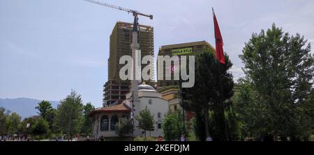 Tirana, Albanien - 4. Juni 2022: Et'hem Bey Moschee mit aufsteigenden Wolkenkratzern im Hintergrund Stockfoto