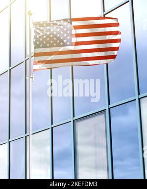 Flagge Amerikas auf einem Fahnenmast Stockfoto