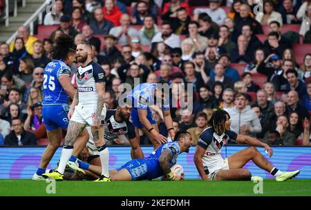 Der Samoa Ligi Sao taucht ein, um seinen Beiden beim Halbfinalspiel der Rugby League World Cup im Emirates Stadium in London den zweiten Versuch zu geben. Bilddatum: Samstag, 12. November 2022. Stockfoto