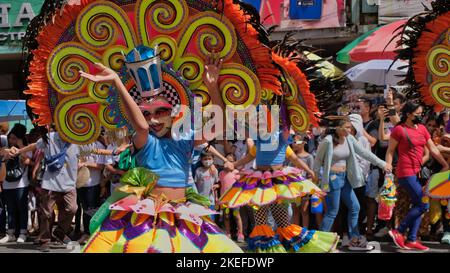 Die lächelnden Masken waren eine Erklärung der Menschen in Bacolod City, dass sie die Herausforderungen und Tragödien, die sie sind, durchziehen und überleben werden... Stockfoto