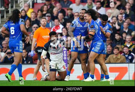 Ligi Sao von Samoa feiert den zweiten Versuch seiner Seite während des Halbfinalspiels der Rugby League im Emirates Stadium in London. Bilddatum: Samstag, 12. November 2022. Stockfoto