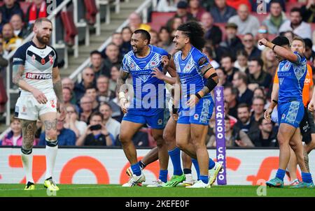 Ligi Sao von Samoa feiert den zweiten Versuch seiner Seite während des Halbfinalspiels der Rugby League im Emirates Stadium in London. Bilddatum: Samstag, 12. November 2022. Stockfoto