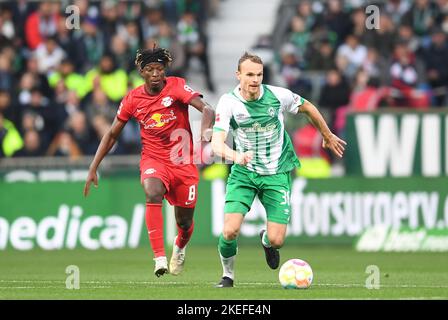 Bremen, Deutschland. 12.. November 2022. Fußball, Bundesliga, Matchday 15, Werder Bremen - RB Leipzig, wohninvest Weserstadion: Werders Christian Gross (r) kämpft um den Ball gegen den Leipziger Josko Gvardiol. Kredit: Carmen Jaspersen/dpa - WICHTIGER HINWEIS: Gemäß den Anforderungen der DFL Deutsche Fußball Liga und des DFB Deutscher Fußball-Bund ist es untersagt, im Stadion und/oder vom Spiel aufgenommene Fotos in Form von Sequenzbildern und/oder videoähnlichen Fotoserien zu verwenden oder zu verwenden./dpa/Alamy Live News Stockfoto