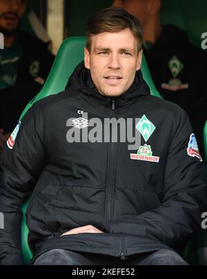 Bremen, Deutschland. 12.. November 2022. Fußball, Bundesliga, Matchday 15, Werder Bremen - RB Leipzig, wohninvest Weserstadion: Werders Scouting-Chef Clemens Fritz sitzt auf der Bank. Kredit: Carmen Jaspersen/dpa - WICHTIGER HINWEIS: Gemäß den Anforderungen der DFL Deutsche Fußball Liga und des DFB Deutscher Fußball-Bund ist es untersagt, im Stadion und/oder vom Spiel aufgenommene Fotos in Form von Sequenzbildern und/oder videoähnlichen Fotoserien zu verwenden oder zu verwenden./dpa/Alamy Live News Stockfoto