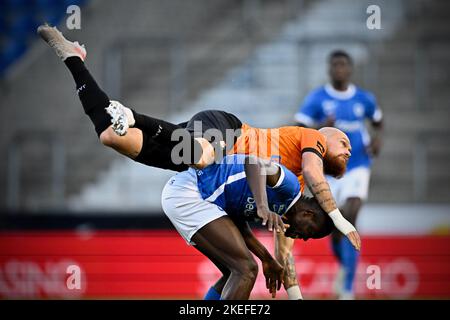 Deinzes Denis Prychynenko und Jong Genks Sieg Beniangba, aufgenommen während eines Fußballmatches zwischen Jong Genk (U23) und KMSK Deinze, Samstag, 12. November 2022 in Genk, am 13. Tag der 'Challenger Pro League' 1B der zweiten Division der belgischen Meisterschaft 2022-2023. BELGA FOTO JOHAN EYCKENS Stockfoto