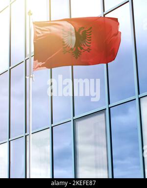 Flagge Albaniens auf einem Fahnenmast Stockfoto