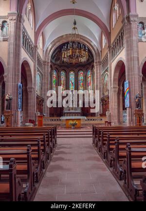 Gueberschwihr, Frankreich - 11. Oktober 2022: Die römisch-katholische Kirche Saint-Pantaleon ist ein neoromanisches Sakralgebäude des elsässischen verstorbenen Romanen Stockfoto