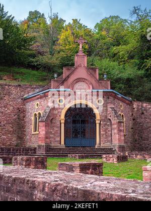 Gueberschwihr, Frankreich - 11. Oktober 2022: Grotte unserer Lieben Frau von Lourdes in Gueberschwihr. Am Fuße des Berges wurde eine der Jungfrau Maria gewidmete Kapelle errichtet Stockfoto