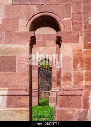 Steinbögen der römisch-katholischen Kirche Saint-Pantaleon in Gueberschwihr, einer neuromanischen Kirche im Elsass, Frankreich Stockfoto