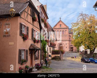 Gueberschwihr, Frankreich - 11. Oktober 2022: Dorf Gueberschwihr im Elsass mit Blick auf eine neoromanische Kirche des Heiligen Panthaleon. Stockfoto