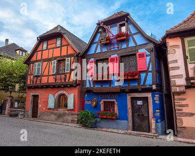 Niedermorschwihr, Frankreich - 11. Oktober 2022: Schöne farbige Fassaden traditioneller alter Häuser im Elsass. Stockfoto