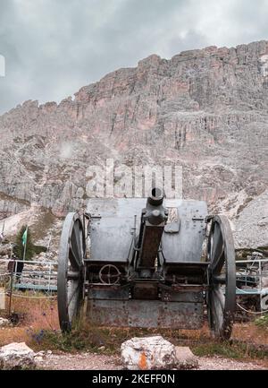 Eine alte Militärkanone aus dem Ersten Weltkrieg auf dem Valparola - Falzarego Pass Stockfoto