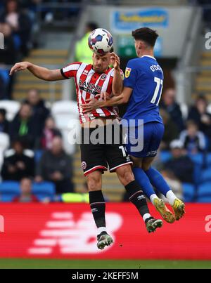 Cardiff, Großbritannien. 12.. November 2022. Jack Robinson von Sheffield Utd tritt mit Callum O'Dowda von Cardiff City während des Sky Bet Championship-Spiels im Cardiff City Stadium in Cardiff an. Bildnachweis sollte lauten: Darren Staples/Sportimage Credit: Sportimage/Alamy Live News Stockfoto