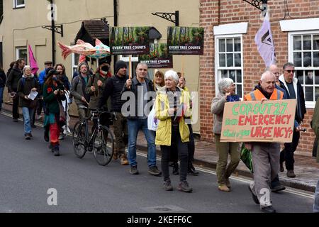 Ironbridge, Telford, Großbritannien. November 12. 2022. COP27 Klimagerechtigkeit. Umweltgruppen aus dem Bereich Klimawandel aus Shropshire nahmen am Aktionstag der Global Justice Coalition „Call the Alarm“ in Ironbridge Teil. Coalbrookdale und Ironbridge sind bekannt als der Geburtsort der „industriellen Revolution“ und möglicherweise der Ort, an dem die globale Erwärmung begann. Kredit: Dave Bagnall Stockfoto