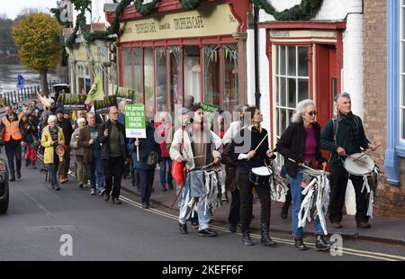 Ironbridge, Telford, Großbritannien. November 12. 2022. COP27 Klimagerechtigkeit. Umweltgruppen aus dem Bereich Klimawandel aus Shropshire nahmen am Aktionstag der Global Justice Coalition „Call the Alarm“ in Ironbridge Teil. Coalbrookdale und Ironbridge sind bekannt als der Geburtsort der „industriellen Revolution“ und möglicherweise der Ort, an dem die globale Erwärmung begann. Kredit: Dave Bagnall Stockfoto