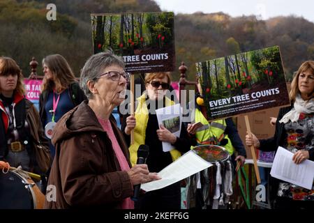 Ironbridge, Telford, Großbritannien. November 12. 2022. COP27 Klimagerechtigkeit. Umweltgruppen aus ganz Shropshire nahmen am Aktionstag der Global Justice Coalition „Call the Alarm“ in Ironbridge Teil. Telford Extinction Rebellion-Redner, pensionierter Lehrer Kris Welch aus Broseley. Kredit: Dave Bagnall Stockfoto