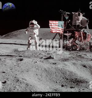 Astronaut auf dem Mond mit amerikanischer Flagge und Erde im Hintergrund. Elemente dieses Bildes, die von der NASA eingerichtet wurden. Lärm inklusive Stockfoto