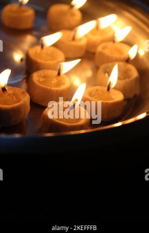 Traditionelles Puja Thali mit Lampe. Stockfoto