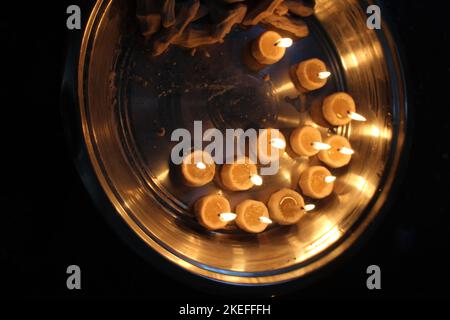 Traditionelles Puja Thali mit Lampe. Stockfoto