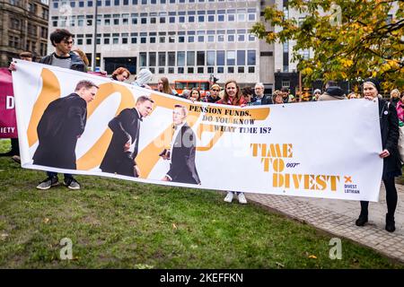 Demonstranten beim solidaritätsmarsch von Edinburgh COP27, bei dem Tausende von Teilnehmern durch die Stadt vom St. Andrew’s Square zum schottischen Parlament gingen. Die Demonstration war Teil einer Massenmobilisierung auf der ganzen Welt, die Tausende von Menschen auf die Straße gebracht hat, um in Solidarität mit dem Globalen Aktionstag, der von ägyptischen Gruppen bei den UN-Klimaverhandlungen COP27 aufgerufen wurde, Klimagerechtigkeit zu fordern. Es wurde von der Edinburgh Climate Coalition, Climate Justice Coalition, Stop Climate Chaos Scotland, Friends of the Earth Scotland, Global Justice Now & Extinction Rebellion Scotland organisiert. Stockfoto