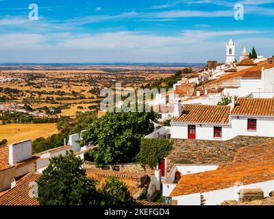Malerischer Blick auf Monsaraz, ein mittelalterliches Dorf mit Mauern in der portugiesischen Alentejo-Region nahe der Grenze zu Spanien Stockfoto