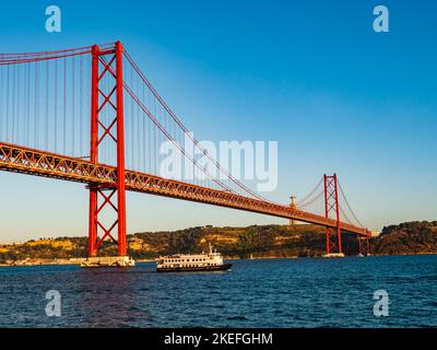 Atemberaubende Aussicht auf die Hängebrücke 25 de Abril (25.. April) über den Fluss Tejo, Stadtteil Belem, Lissabon, Portugal Stockfoto