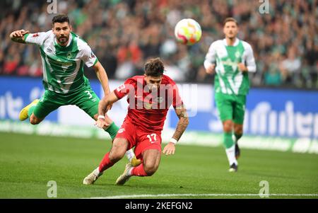 Bremen, Deutschland. 12.. November 2022. Fußball, Bundesliga, Matchday 15, Werder Bremen - RB Leipzig, wohninvest Weserstadion: Der Leipziger Dominik Szoboszlai (r) kämpft gegen Werders Anthony Jung um den Ball. Kredit: Carmen Jaspersen/dpa - WICHTIGER HINWEIS: Gemäß den Anforderungen der DFL Deutsche Fußball Liga und des DFB Deutscher Fußball-Bund ist es untersagt, im Stadion und/oder vom Spiel aufgenommene Fotos in Form von Sequenzbildern und/oder videoähnlichen Fotoserien zu verwenden oder zu verwenden./dpa/Alamy Live News Stockfoto