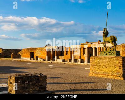 Forum der antiken Stadt Pompeji und Zentaur Statue des polnischen Bildhauers Igor Mitoraj, Neapel, Italien Stockfoto