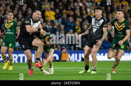 Leeds, Großbritannien. 12. September 2020. *** James Fisher Harris aus Neuseeland bricht während des Halbfinalspiels der Rugby League 2021 zwischen Australien RL und Neuseeland RL am 11. November 2022 in der Elland Road, Leeds, England, ein Tackle. Foto von Simon Hall. Nur zur redaktionellen Verwendung, Lizenz für kommerzielle Nutzung erforderlich. Keine Verwendung bei Wetten, Spielen oder Veröffentlichungen einzelner Clubs/Vereine/Spieler. Kredit: UK Sports Pics Ltd/Alamy Live Nachrichten Stockfoto