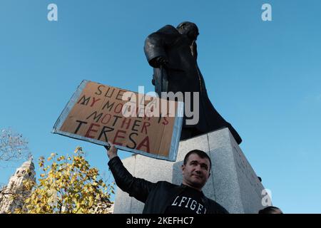 London, Großbritannien. 12.. November 2022. Die Albaner in London protestierten am Samstag (12. November) nach den Erklärungen der Sekretärin Suella Braverman, die von einer "Invasion" aufgrund der hohen Zahl von Einwanderern sprach. Quelle: Joao Daniel Pereira/Alamy Live News Stockfoto