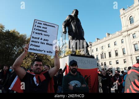 London, Großbritannien. 12.. November 2022. Die Albaner in London protestierten am Samstag (12. November) nach den Erklärungen der Sekretärin Suella Braverman, die von einer "Invasion" aufgrund der hohen Zahl von Einwanderern sprach. Quelle: Joao Daniel Pereira/Alamy Live News Stockfoto