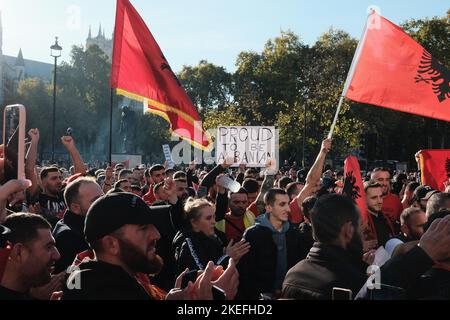 London, Großbritannien. 12.. November 2022. Die Albaner in London protestierten am Samstag (12. November) nach den Erklärungen der Sekretärin Suella Braverman, die von einer "Invasion" aufgrund der hohen Zahl von Einwanderern sprach. Quelle: Joao Daniel Pereira/Alamy Live News Stockfoto