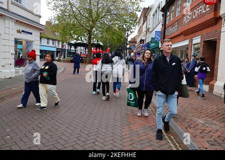 Ashford, Kent, Großbritannien. 12. November 2022. Einige Banken haben eine geringfügige Senkung der Hypothekenzinsen angekündigt. Samstagmorgen Einkaufen in der Hauptstraße. Foto-Kredit: Paul Lawrenson /Alamy Live Nachrichten Stockfoto