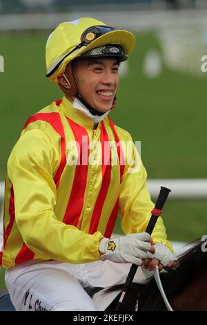 Rennen 6, CIRCUIT STELLAR (1), gefahren von Angus Chung Yik-lai, gewann die Klasse 3 über 1600m bei Sha Tin. 23OCT22 SCMP/Kenneth Chan. Stockfoto