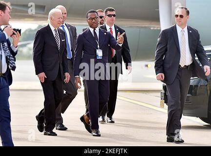 Phnom Penh, Kambodscha. 12.. November 2022. US-Präsident Joe Biden (L) bei der Ankunft am Samstag, den 12. November 2022, auf dem kambodschanischen Phnom Penh International Airport in Phnom Penh, Kambodscha, während er zum Gipfel der Vereinigung südostasiatischer Nationen (ASEAN) 2022 reist. Foto von der kambodschanischen PM Press Office/UPI Credit: UPI/Alamy Live News Stockfoto