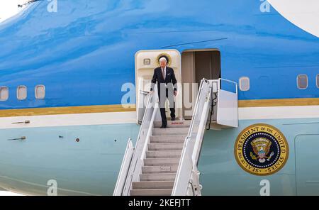 Phnom Penh, Kambodscha. 12.. November 2022. US-Präsident Joe Biden bei der Ankunft am Samstag, dem 12. November 2022, auf dem kambodschanischen Phnom Penh International Airport in Phnom Penh Kambodscha. Er reist zum Gipfel der Vereinigung südostasiatischer Nationen (ASEAN) 2022. Foto von der kambodschanischen PM Press Office/UPI Credit: UPI/Alamy Live News Stockfoto