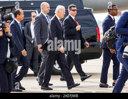 Phnom Penh, Kambodscha. 12.. November 2022. US-Präsident Joe Biden (C) bei der Ankunft am Samstag, den 12. November 2022, auf dem kambodschanischen Phnom Penh International Airport in Phnom Penh, Kambodscha, während er zum Gipfel der Vereinigung südostasiatischer Nationen (ASEAN) 2022 reist. Foto von der kambodschanischen PM Press Office/UPI Credit: UPI/Alamy Live News Stockfoto