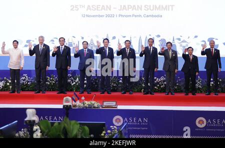 (L-R) der philippinische Präsident Ferdinand Marcos Jr, Singapurs Premierminister Lee Hsien Loong, Thailands Prayut Chan-O-Cha, Vietnams Premierminister Pham Minh Chinh, US-Präsident Joe Biden, Kambodschas Premierminister Hun Sen, Indonesiens Präsident Joko Widodo, Sultan von Brunei Hassanal Bolkiah, Der laotische Premierminister Phankham Viphavanh und der Sprecher des niederen Hauses Malaysias, Azhar Azizan Harun, posieren für Bilder während des ASEAN-US-Gipfels im Rahmen der Gipfeltreffen der Vereinigung Südostasiatischer Nationen (ASEAN) 40. und 41. in Phnom PenhKambodscha am Sutrday am 12. November 2022. Foto von der kambodschanischen PM Press Stockfoto