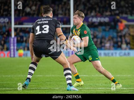 Leeds, Großbritannien. 12. September 2020. *** Cameron Munster aus Australien läuft am 11. November 2022 beim Halbfinalspiel der Rugby League World Cup 2021 zwischen Australien RL und Neuseeland RL in der Elland Road, Leeds, England, bei Joseph Tapine aus Neuseeland. Foto von Simon Hall. Nur zur redaktionellen Verwendung, Lizenz für kommerzielle Nutzung erforderlich. Keine Verwendung bei Wetten, Spielen oder Veröffentlichungen einzelner Clubs/Vereine/Spieler. Kredit: UK Sports Pics Ltd/Alamy Live Nachrichten Stockfoto