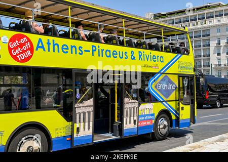 Athen, Griechenland - 2022. Mai: Seitenansicht von Menschen, die in einem Hop-on-Hop-off-Touristenbus im Stadtzentrum sitzen Stockfoto