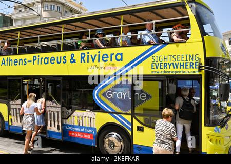 Athen, Griechenland - 2022. Mai: Menschen, die in einem Hop-on-Hop-off-Touristenbus im Stadtzentrum einsteigen Stockfoto