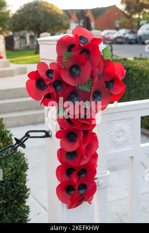 Marlow, Buckinghamshire, Großbritannien. 12.. November 2022. Kränze wurden am war Memorial in Marlow, Buckinghamshire, gelegt. Am morgigen Morgen wird in der Stadt ein Gedenkgottesdienst stattfinden, um den Gedenktag und all die Kriegstoten zu feiern, die für unsere Freiheit gekämpft haben. Quelle: Maureen McLean/Alamy Live News Stockfoto