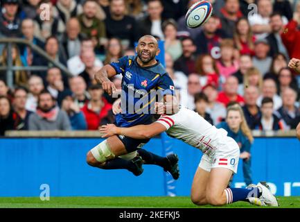 Der japanische Michael Leitch (links) wurde vom englischen Jack van Poortvliet während des Autumn International-Spiels im Twickenham Stadium, Twickenham, angegangen. Bilddatum: Sonntag, 6. November 2022. Stockfoto