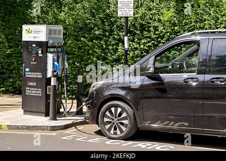 London, England - 2022. Juni: Privates Elektrofahrzeug an einer Schnellladestelle auf einer Straße im Zentrum Londons angeschlossen Stockfoto