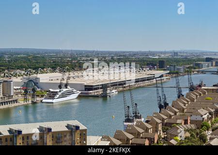 London, England - Juni 2022: Luftaufnahme der Excel-Messe und des Ausstellungszentrums und Hafens in den Londoner Docklands Stockfoto