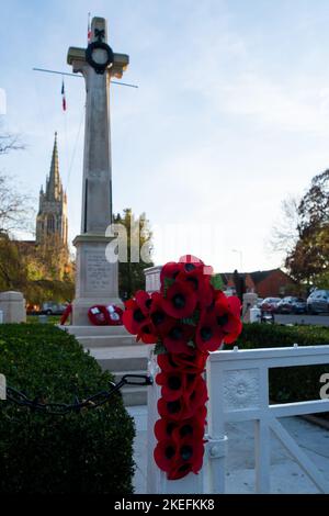 Marlow, Buckinghamshire, Großbritannien. 12.. November 2022. Kränze wurden am war Memorial in Marlow, Buckinghamshire, gelegt. Am morgigen Morgen wird in der Stadt ein Gedenkgottesdienst stattfinden, um den Gedenktag und all die Kriegstoten zu feiern, die für unsere Freiheit gekämpft haben. Quelle: Maureen McLean/Alamy Live News Stockfoto