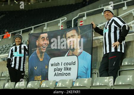 Newcastle am Samstag, den 12.. November 2022. Fans von Newcastle United halten ein Banner, das Jack Grealish von Manchester City verhöhnte, nachdem Miguel Almirón von Newcastle United am Samstag, dem 12.. November 2022, den Premier League Player of the Month im Rahmen des Premier League-Spiels zwischen Newcastle United und Chelsea im St. James's Park, Newcastle, gewonnen hatte. (Kredit: Michael Driver | MI Nachrichten) Kredit: MI Nachrichten & Sport /Alamy Live Nachrichten Stockfoto