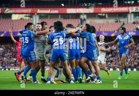 Die Stimmung wird während des Halbfinalspiels der Rugby League im Emirates Stadium in London aufflackern. Bilddatum: Samstag, 12. November 2022. Stockfoto
