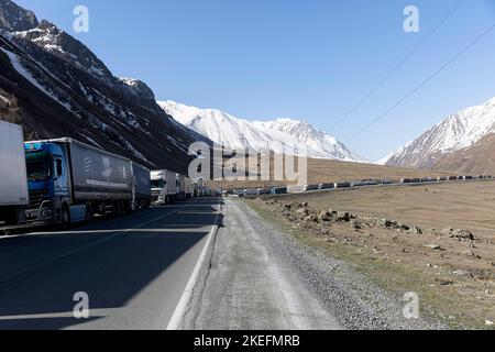 Kilometerlanger Stau von Lastwagen auf der georgischen Militärautobahn auf dem Weg zur russischen Grenze und nur offener Grenzübergang zu russland, georgien. Stockfoto